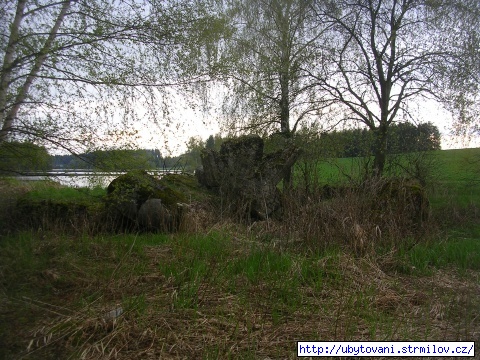 Bunkr u Komorníka vedle veřejného koupaliště