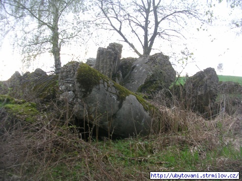 Bunkr u Komorníka vedle veřejného koupaliště