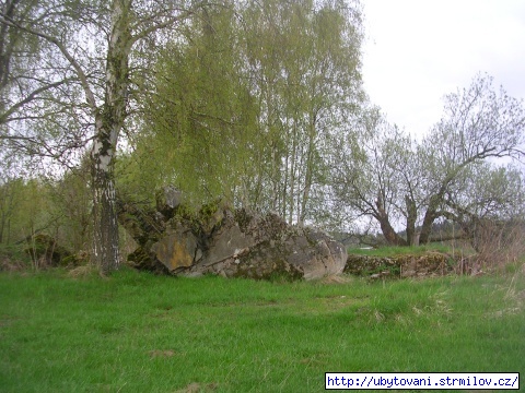 Bunkr u Komorníka vedle veřejného koupaliště