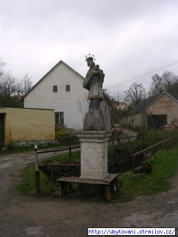 Socha sv. Jana Nepomuckého ve Strmilově