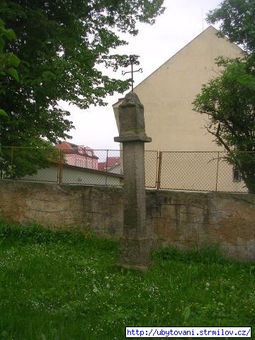 Boží muka z 2. poloviny 18. století přestěhovaná ze zástavbové oblasti ke kostelu v Kunžaku