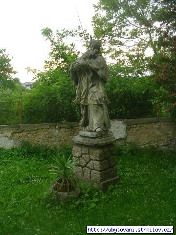 Socha sv. Jana Nepomuckého u kostela v Kunžaku