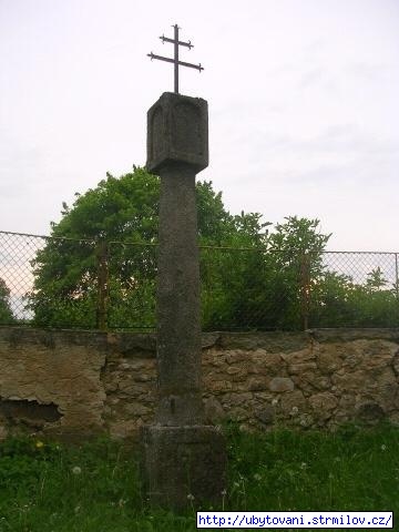 Boží muka z 1. poloviny 18. století přestěhovaná ze zástavbové oblasti ke kostelu v Kunžaku