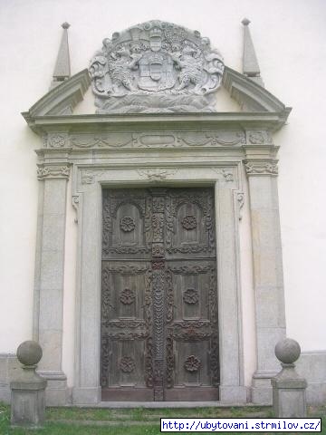 Vrata klášterního kostela
