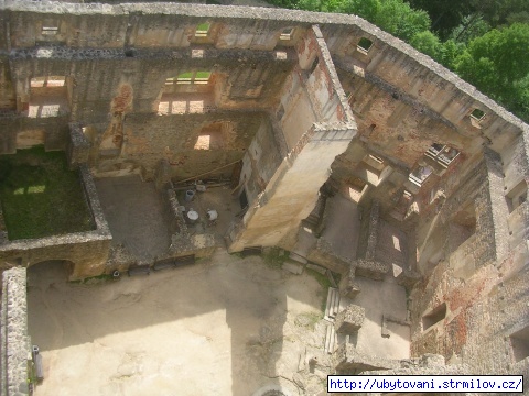 Pohled z věže na nádvoří