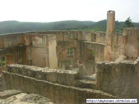 Pohled z mezipatra na renesanční přístavbu