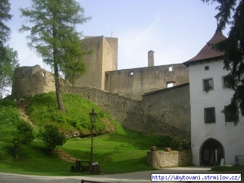 Pohled z vesnice pod hradem