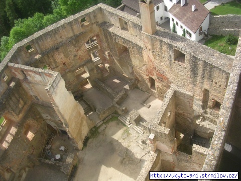 Pohled z románské věže na nádvoří