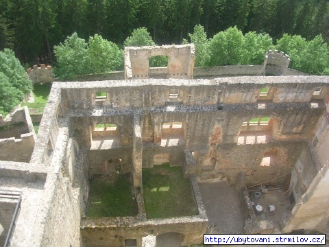 Pohled z románské věže na nádvoří