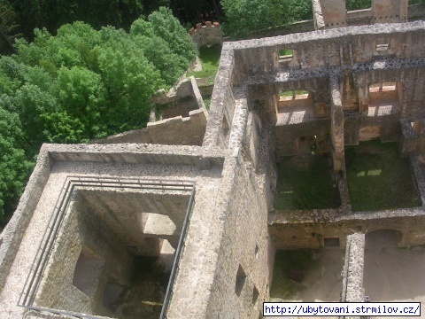 Pohled z románské věže na nádvoří