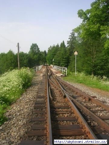 Železniční most s čerpadlem pro parní lokomotivy